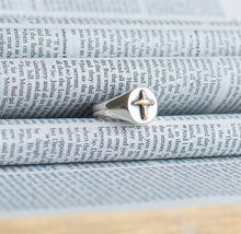 Load image into Gallery viewer, Classic Cross signet ring
