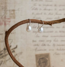 Load image into Gallery viewer, Pearl teardrop