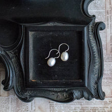 Load image into Gallery viewer, Pearl teardrop