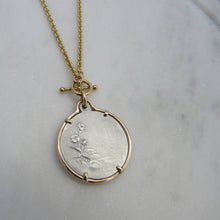 Load image into Gallery viewer, Silver Mary &amp; Cherubs Medal Set in Gold